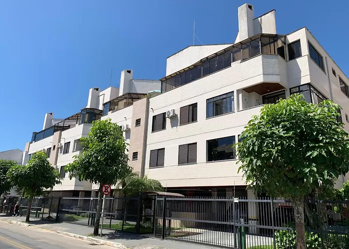 Apartamento De Dois Quartos Para 6 Pessoas Em Canasvieiras A Uma Quadra Da Praia Em Area Nobre