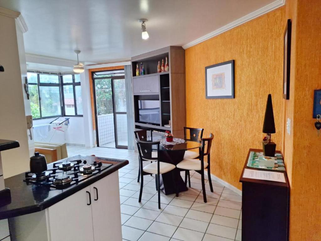 Apartamento De Dois Quartos Para 6 Pessoas Em Canasvieiras A Uma Quadra Da Praia Em Area Nobre Florianopolis
