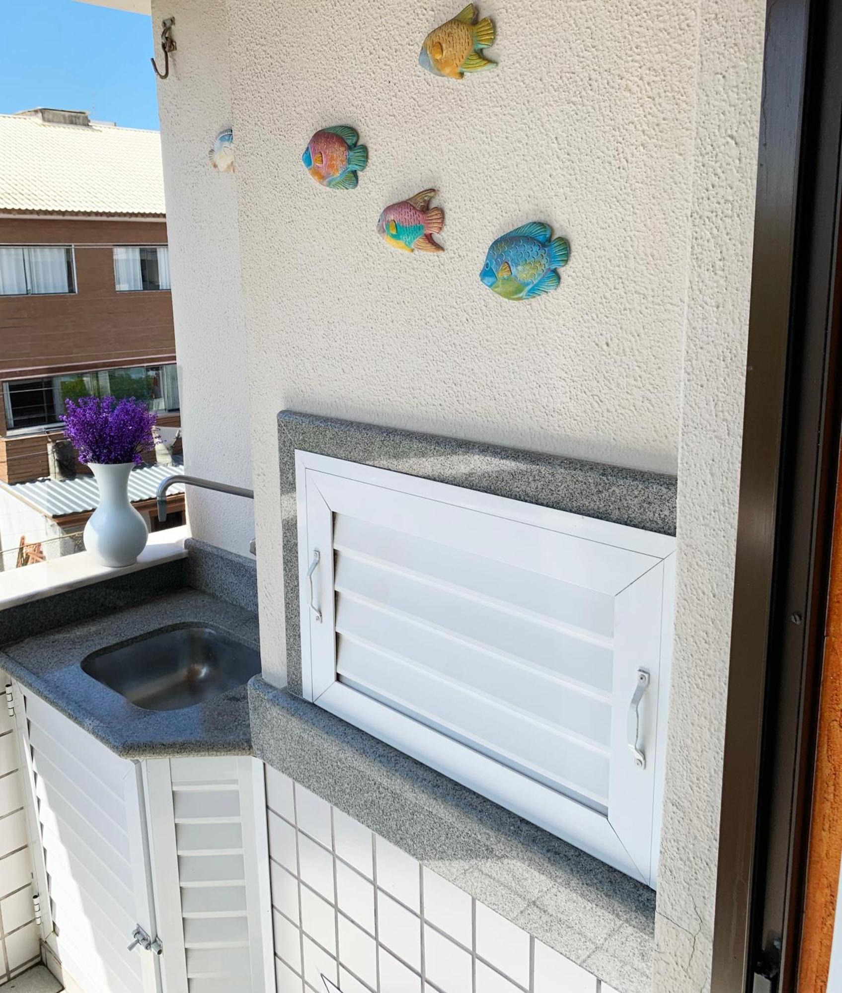 Apartamento De Dois Quartos Para 6 Pessoas Em Canasvieiras A Uma Quadra Da Praia Em Area Nobre